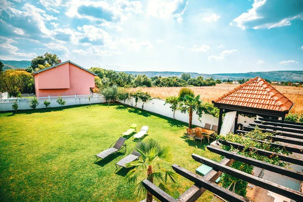 Yaz günlerinde Akdeniz villa bahçesi — Stok fotoğraf