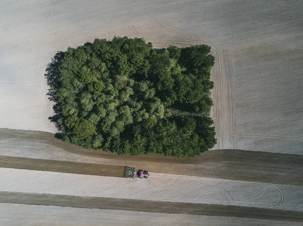 Аерофотозйомка трактора на полі під час оранки землі для вирощування продуктів харчування . — стокове фото