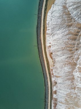 Devasa potasyum tuz ve kum yığınları, hava manzarası.