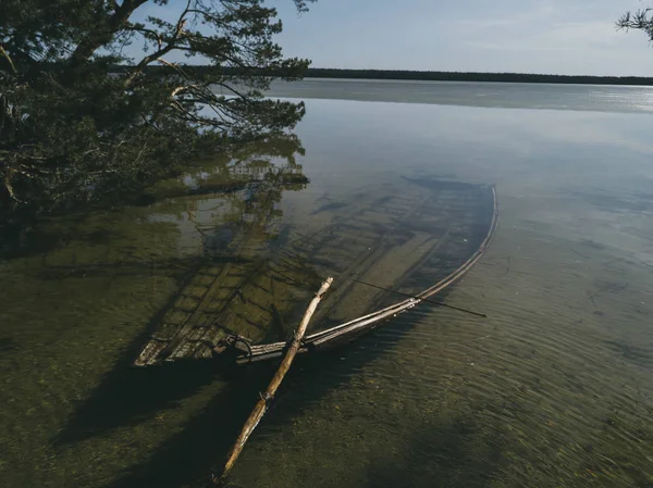 Épave d'un bateau en bois échoué dans le port — Photo