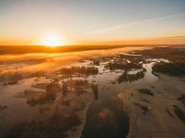 Lever de soleil sur la prairie printanière. Paysage aérien de printemps. Lever de soleil printanier sur forêt verte et champ avec rivière et brouillard . — Photo