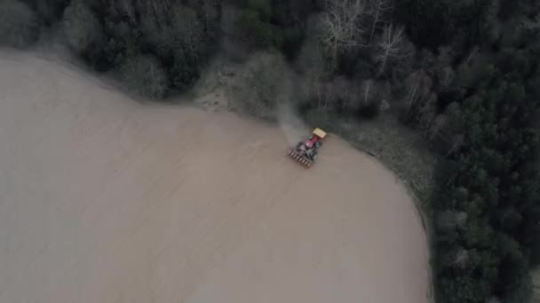 Semina del trattore sul campo agricolo primaverile, vista aerea — Video Stock