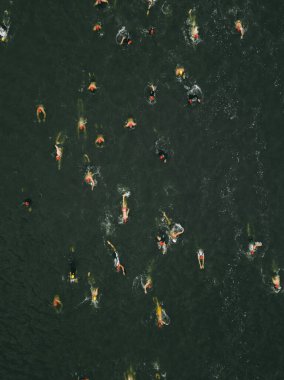 Triatlon, yüzücüler yazın gölde hızlı yüzerler..