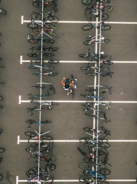 Bisiklet parkına giden bisikletlinin en iyi görüntüsü.