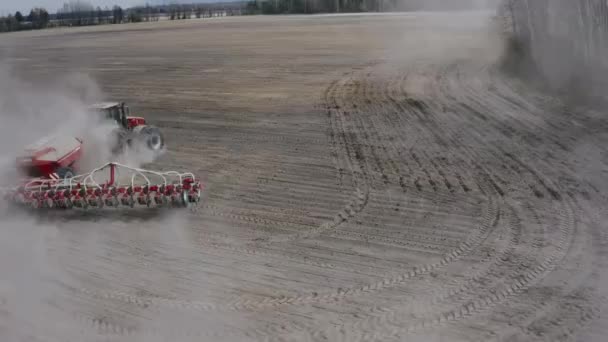 Achteraanzicht, De trekker ploegt het veld, bereidt zich voor op gewassen, stof op het veld. Tractor ploegt de stoffige droge grond. Cultivator ploegt het land, werken in een veld. — Stockvideo