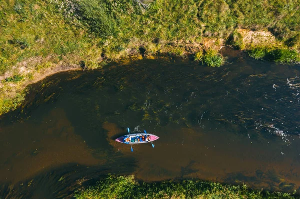 Sonniger Tag Fluss Kajak Vögel aus der Perspektive. — Stockfoto