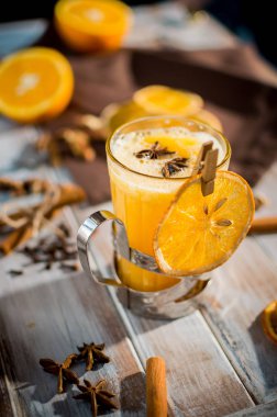 Çay taze portakal suyu, tarçın ve anason ile