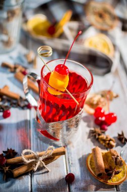 Taze çilek ve narenciye meyve çayı