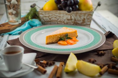 Karamel sos ve karamelize kabak dilimleri ile kabak cheesecake