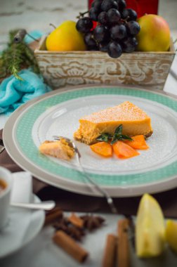 Karamel sos ve karamelize kabak dilimleri ile kabak cheesecake