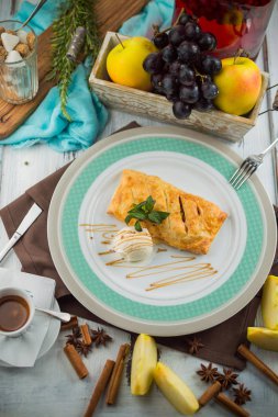 Elmalı pasta dondurma ve karamel sos ile.