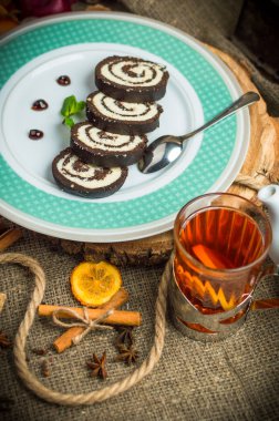 Çikolata Hindistan cevizi dolum ve çikolata sosu ile rulo