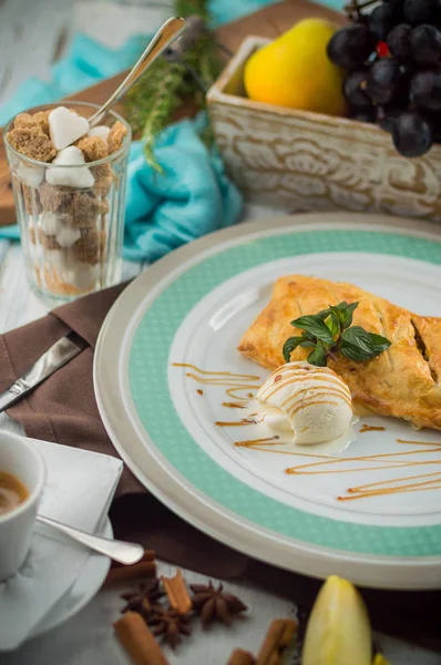 Elmalı pasta dondurma ve karamel sos ile.