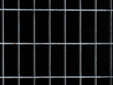 Siyah arka planı olan gri demir güvenlik ızgarası. İnşaat endüstrisi.