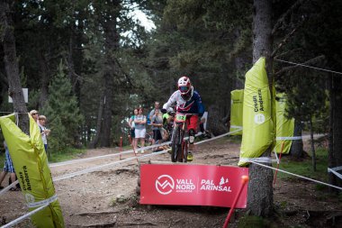 Vallnord, Andorra - 14 Temmuz 2018: UCI dağ bisikleti Dünya Kupası yokuş aşağı Vallnord 2018 yılında onun yeterlilik yarış sırasında