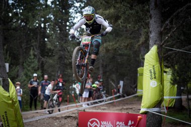 Vallnord, Andorra - 14 Temmuz 2018: UCI dağ bisikleti Dünya Kupası yokuş aşağı Vallnord 2018 yılında onun yeterlilik yarış sırasında