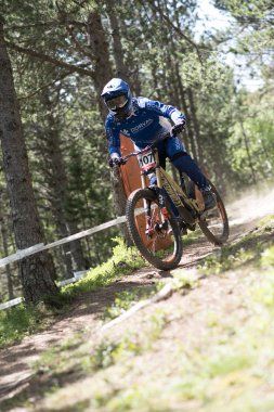 Vallnord, Andorra - 14 Temmuz 2018: UCI dağ bisikleti Dünya Kupası yokuş aşağı Vallnord 2018 yılında onun yeterlilik yarış sırasında