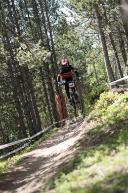 Vallnord, Andorra - 14 Temmuz 2018: UCI dağ bisikleti Dünya Kupası yokuş aşağı Vallnord 2018 yılında onun yeterlilik yarış sırasında