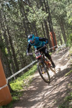 Vallnord, Andorra - 14 Temmuz 2018: UCI dağ bisikleti Dünya Kupası yokuş aşağı Vallnord 2018 yılında onun yeterlilik yarış sırasında