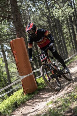 Vallnord, Andorra - 14 Temmuz 2018: UCI dağ bisikleti Dünya Kupası yokuş aşağı Vallnord 2018 yılında onun yeterlilik yarış sırasında