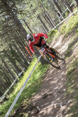 Vallnord, Andorra - 14 Temmuz 2018: UCI dağ bisikleti Dünya Kupası yokuş aşağı Vallnord 2018 yılında onun yeterlilik yarış sırasında