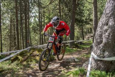 Vallnord, Andorra - 14 Temmuz 2018: UCI dağ bisikleti Dünya Kupası yokuş aşağı Vallnord 2018 yılında onun yeterlilik yarış sırasında