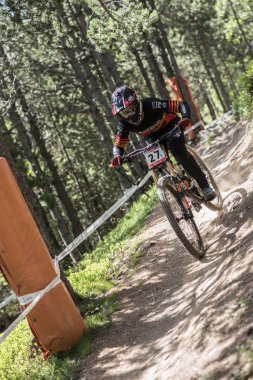 Vallnord, Andorra - 14 Temmuz 2018: UCI dağ bisikleti Dünya Kupası yokuş aşağı Vallnord 2018 yılında onun yeterlilik yarış sırasında