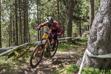 Vallnord, Andorra - 14 Temmuz 2018: UCI dağ bisikleti Dünya Kupası yokuş aşağı Vallnord 2018 yılında onun yeterlilik yarış sırasında