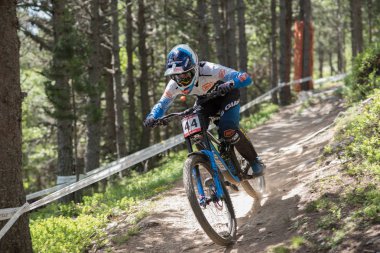 Vallnord, Andorra - 14 Temmuz 2018: UCI dağ bisikleti Dünya Kupası yokuş aşağı Vallnord 2018 yılında onun yeterlilik yarış sırasında
