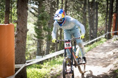 Vallnord, Andorra - 14 Temmuz 2018: UCI dağ bisikleti Dünya Kupası yokuş aşağı Vallnord 2018 yılında onun yeterlilik yarış sırasında
