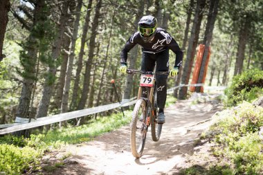 Vallnord, Andorra - 14 Temmuz 2018: UCI dağ bisikleti Dünya Kupası yokuş aşağı Vallnord 2018 yılında onun yeterlilik yarış sırasında