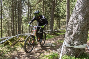 Vallnord, Andorra - 14 Temmuz 2018: UCI dağ bisikleti Dünya Kupası yokuş aşağı Vallnord 2018 yılında onun yeterlilik yarış sırasında