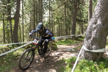 Vallnord, Andorra - 14 Temmuz 2018: UCI dağ bisikleti Dünya Kupası yokuş aşağı Vallnord 2018 yılında onun yeterlilik yarış sırasında