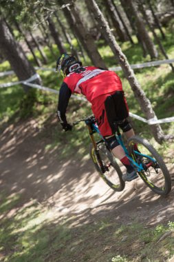 Vallnord, Andorra - 14 Temmuz 2018: UCI dağ bisikleti Dünya Kupası yokuş aşağı Vallnord 2018 yılında onun yeterlilik yarış sırasında