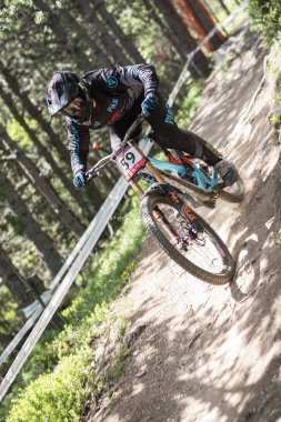 Vallnord, Andorra - 14 Temmuz 2018: UCI dağ bisikleti Dünya Kupası yokuş aşağı Vallnord 2018 yılında onun yeterlilik yarış sırasında