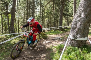 Vallnord, Andorra - 14 Temmuz 2018: UCI dağ bisikleti Dünya Kupası yokuş aşağı Vallnord 2018 yılında onun yeterlilik yarış sırasında
