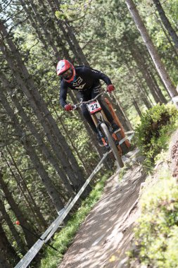 Vallnord, Andorra - 14 Temmuz 2018: UCI dağ bisikleti Dünya Kupası yokuş aşağı Vallnord 2018 yılında onun yeterlilik yarış sırasında