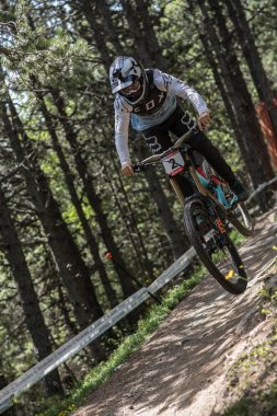 Vallnord, Andorra - 14 Temmuz 2018: UCI dağ bisikleti Dünya Kupası yokuş aşağı Vallnord 2018 yılında onun yeterlilik yarış sırasında