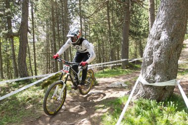 Vallnord, Andorra - 14 Temmuz 2018: UCI dağ bisikleti Dünya Kupası yokuş aşağı Vallnord 2018 yılında onun yeterlilik yarış sırasında