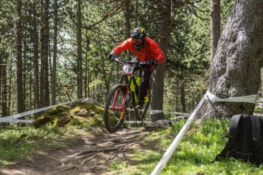 Vallnord, Andorra - 14 Temmuz 2018: UCI dağ bisikleti Dünya Kupası yokuş aşağı Vallnord 2018 yılında onun yeterlilik yarış sırasında