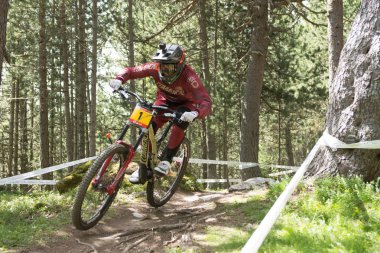 Vallnord, Andorra - 14 Temmuz 2018: UCI dağ bisikleti Dünya Kupası yokuş aşağı Vallnord 2018 yılında onun yeterlilik yarış sırasında