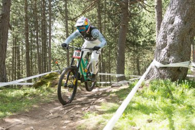 Vallnord, Andorra - 14 Temmuz 2018: UCI dağ bisikleti Dünya Kupası yokuş aşağı Vallnord 2018 yılında onun yeterlilik yarış sırasında