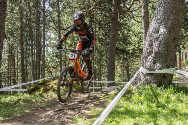 Vallnord, Andorra - 14 Temmuz 2018: UCI dağ bisikleti Dünya Kupası yokuş aşağı Vallnord 2018 yılında onun yeterlilik yarış sırasında