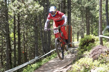 Vallnord, Andorra - 14 Temmuz 2018: UCI dağ bisikleti Dünya Kupası yokuş aşağı Vallnord 2018 yılında onun yeterlilik yarış sırasında