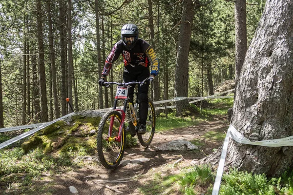 Vallnord, Andorra - 14 Temmuz 2018: UCI dağ bisikleti Dünya Kupası yokuş aşağı Vallnord 2018 yılında onun yeterlilik yarış sırasında