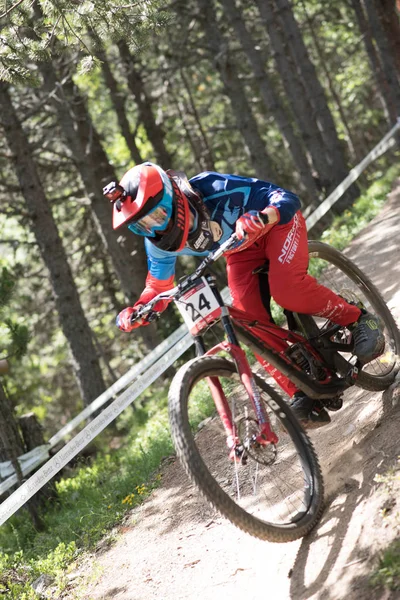 Vallnord, Andorra - 14 Temmuz 2018: UCI dağ bisikleti Dünya Kupası yokuş aşağı Vallnord 2018 yılında onun yeterlilik yarış sırasında