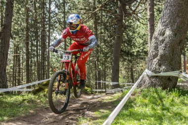 Vallnord, Andorra - 14 Temmuz 2018: UCI dağ bisikleti Dünya Kupası yokuş aşağı Vallnord 2018 yılında onun yeterlilik yarış sırasında