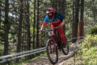 Vallnord, Andorra - 14 Temmuz 2018: UCI dağ bisikleti Dünya Kupası yokuş aşağı Vallnord 2018 yılında onun yeterlilik yarış sırasında
