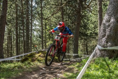 Vallnord, Andorra - 14 Temmuz 2018: UCI dağ bisikleti Dünya Kupası yokuş aşağı Vallnord 2018 yılında onun yeterlilik yarış sırasında