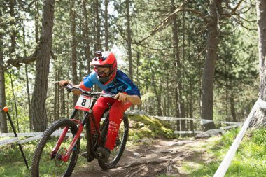 Vallnord, Andorra - 14 Temmuz 2018: UCI dağ bisikleti Dünya Kupası yokuş aşağı Vallnord 2018 yılında onun yeterlilik yarış sırasında
